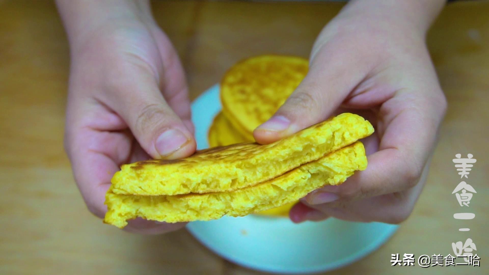 玉米面发面饼做法，手不沾面也能烙饼子，蓬松柔软，是我爱的味道