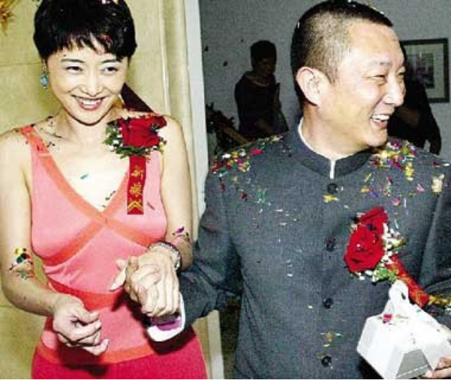 张健：是刘蓓的一婚和三婚丈夫，欠债3个亿，没脸出席儿子的婚礼