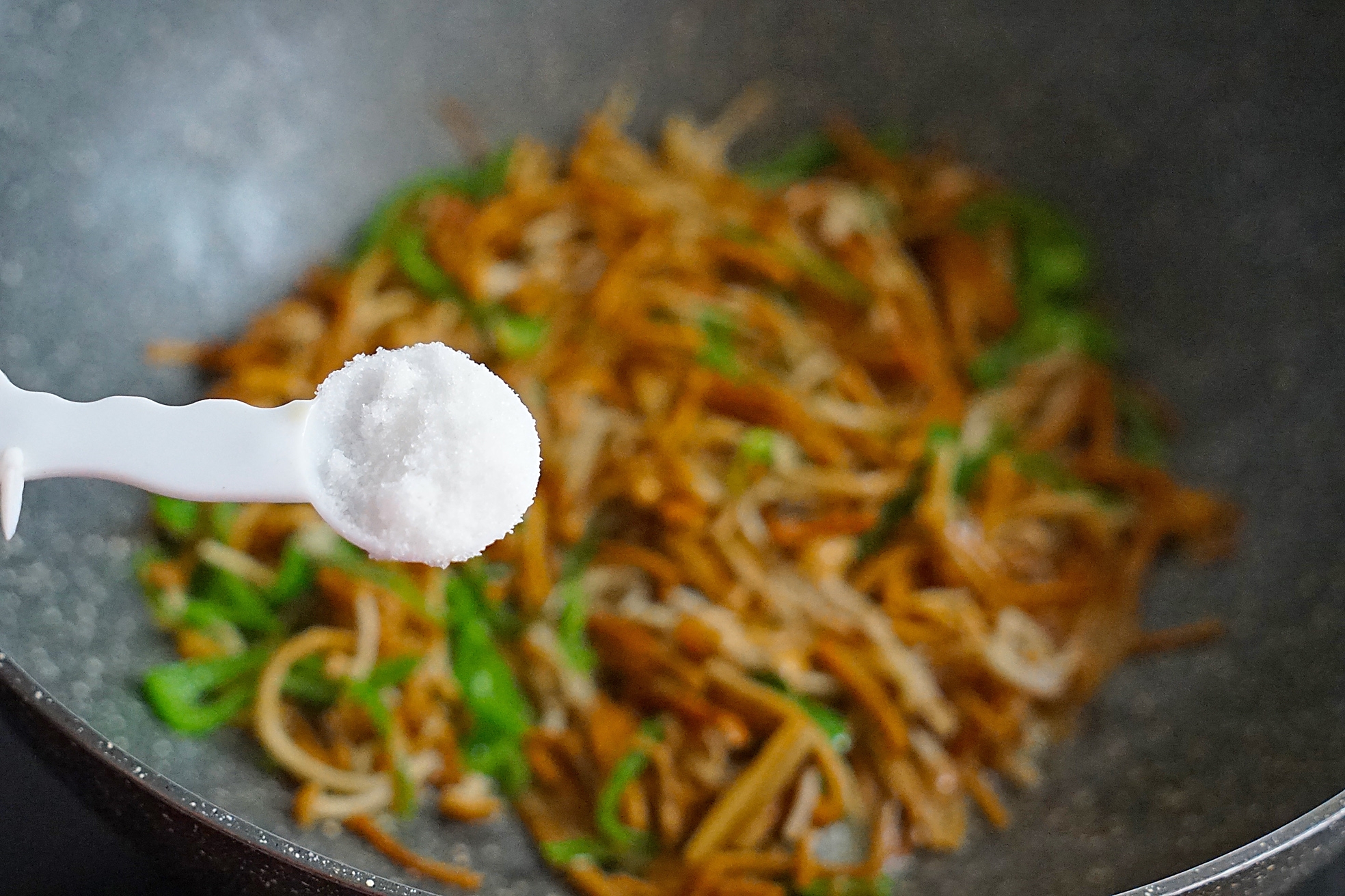 冬天，金针菇和它炒才是绝配，越吃越香，每次炒一盘，女儿都吃撑