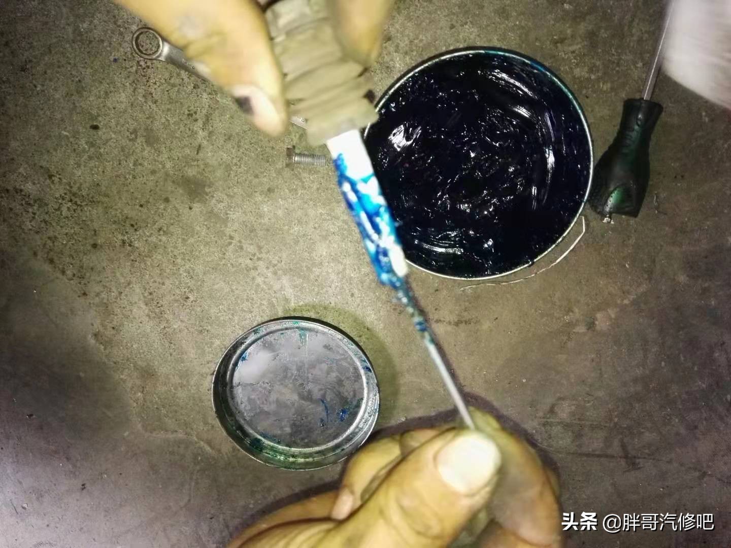 汽车走颠簸路面时底盘传来异响声，有松散的感觉，胖哥教你处理