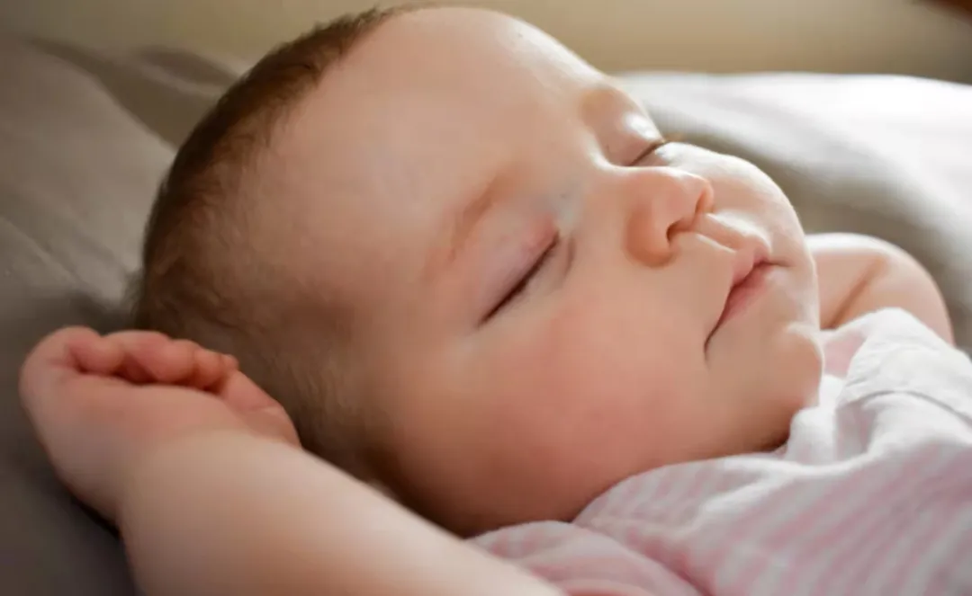 孩子的睡姿暗示不同性格？“投降式”睡姿代表什么？科学研究分享