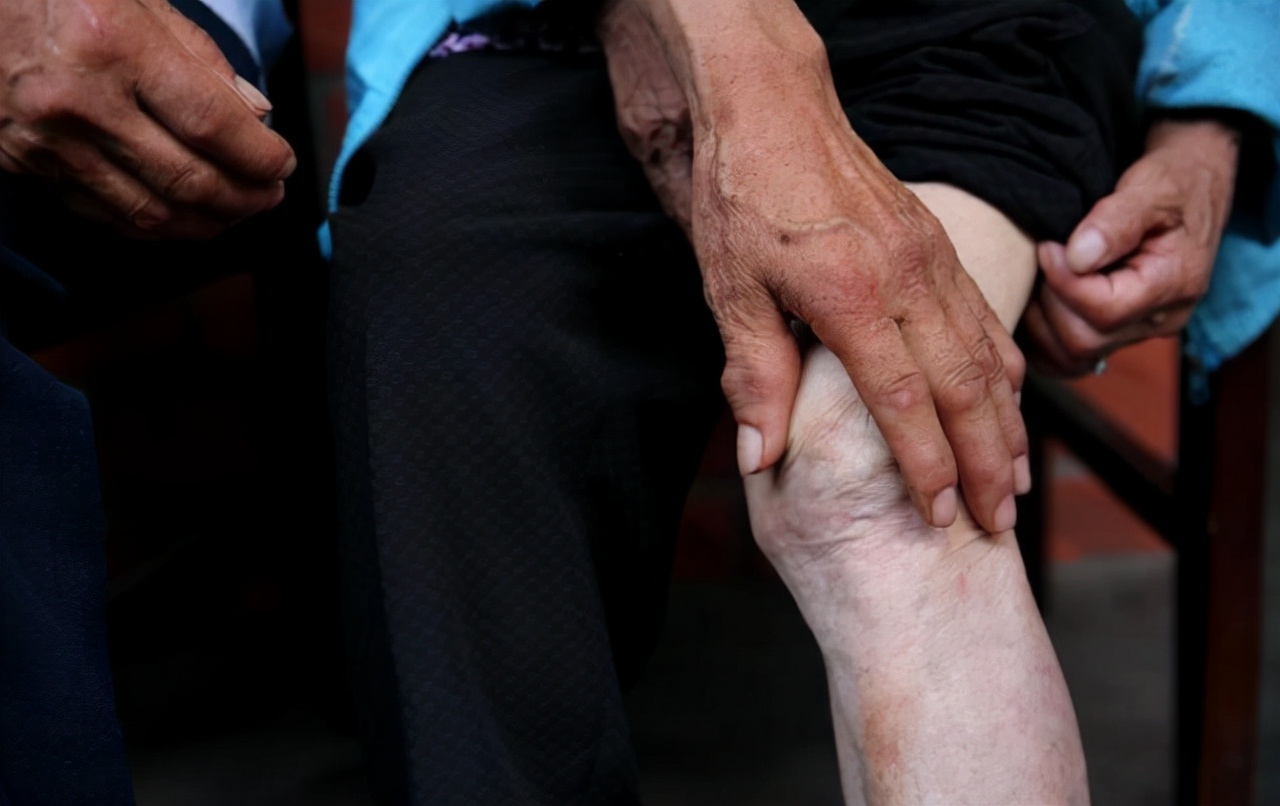 走路时，膝盖突然“软”一下，是咋回事？医生告诉你真相，要留心