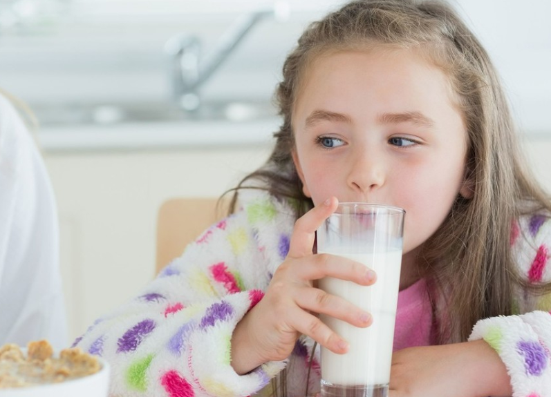 孩子爱喝的AD钙奶，到底有没有营养？医生：不如白开水