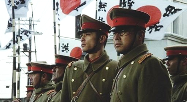 二战后期，日军内部的权力斗争与天皇的关系。