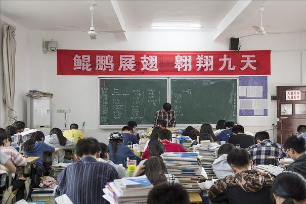 美女学霸淡定查分，数学150分满分，网友：漂亮又优秀