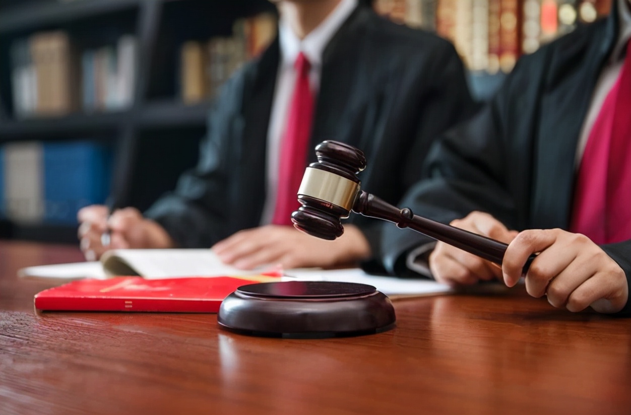 同样是法学生，选择律师事务所和公务员，10年后的差距一目了然