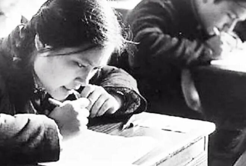 44年前“高考英语试卷”长啥样？看到第二题，小学生表示没压力