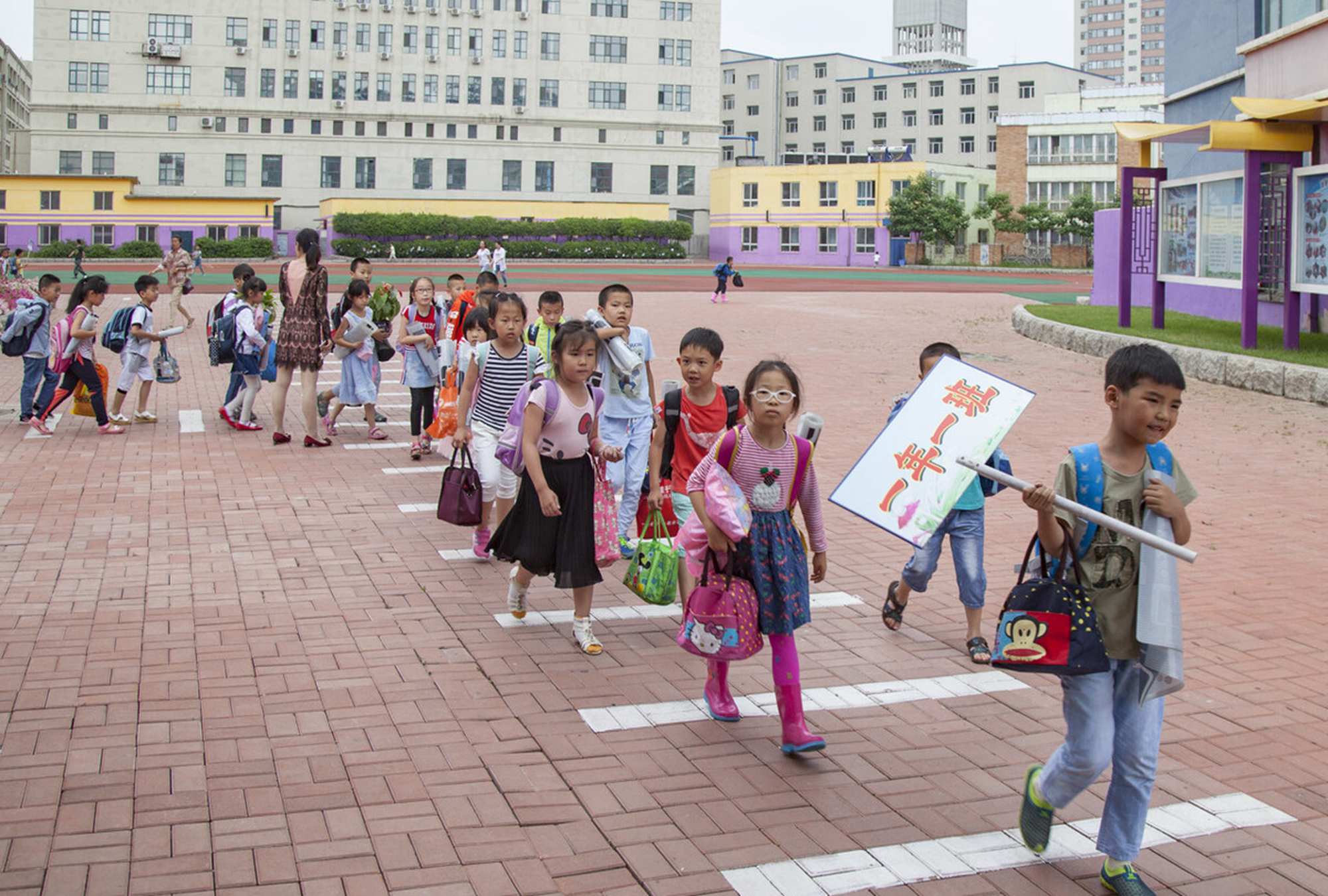 老师“含沙射影”让学生别上课后服务，惹家长发怒，校方回应来了