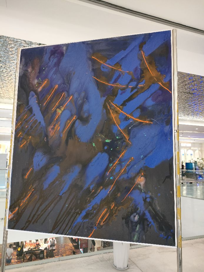 在大商场里看艺术展览是一种什么样的体验？