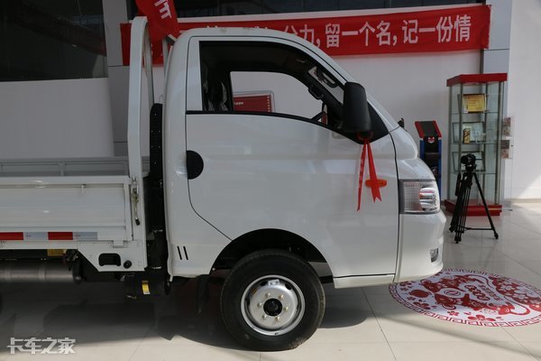 东风小霸王微卡出新款，也走轿卡潮流路线，国六排放还带大货箱