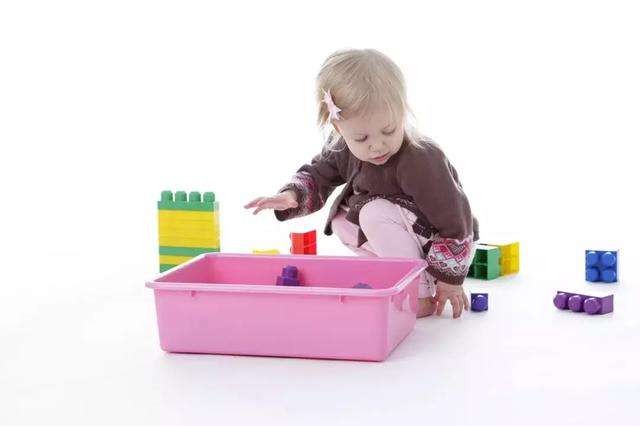 3岁男孩与妈妈坐地铁被偷怕，举止引热议，网友：最高级别的炫富