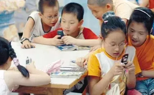 想毁掉一个孩子，就给他一部手机