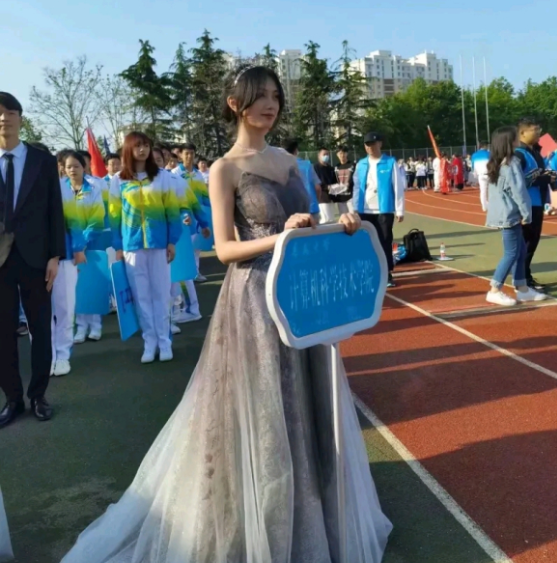 青岛大学“举牌美女”火了，运动会大放异彩，如同行走的招生简章