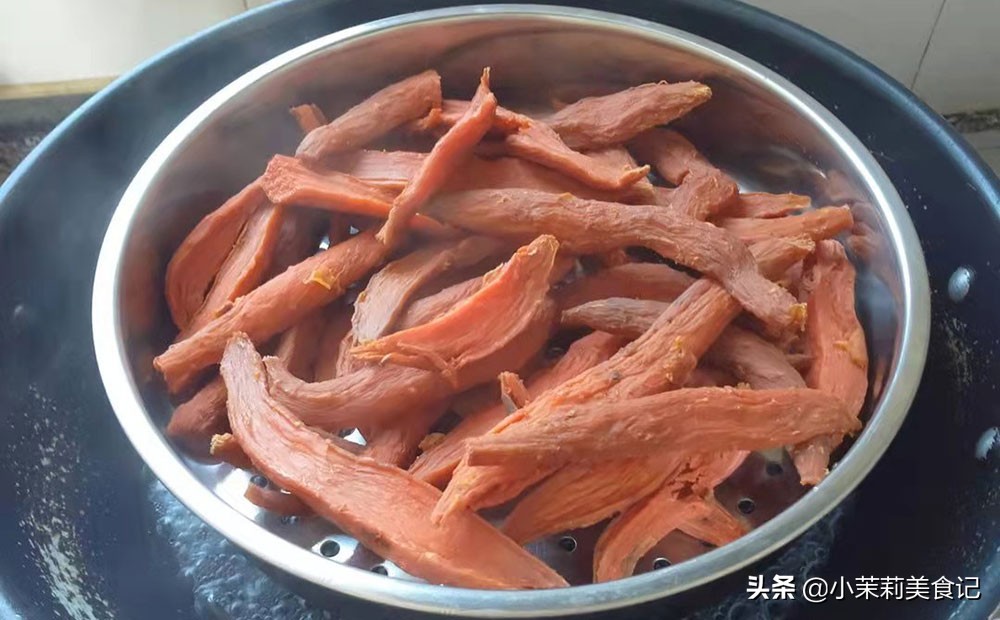 晒红薯干，切完就晒容易黑，80奶奶教我2招，颜色红亮软糯不干硬