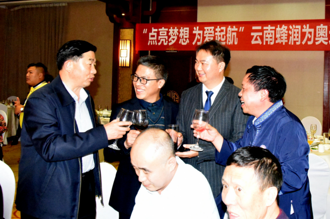 爱心艺术家与云南蜂润科技为残奥健将唱响“出征凯歌”