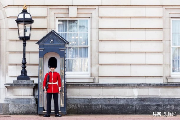 百万游客参观白金汉宫，看英国女王卫兵换岗：为何都是男兵？