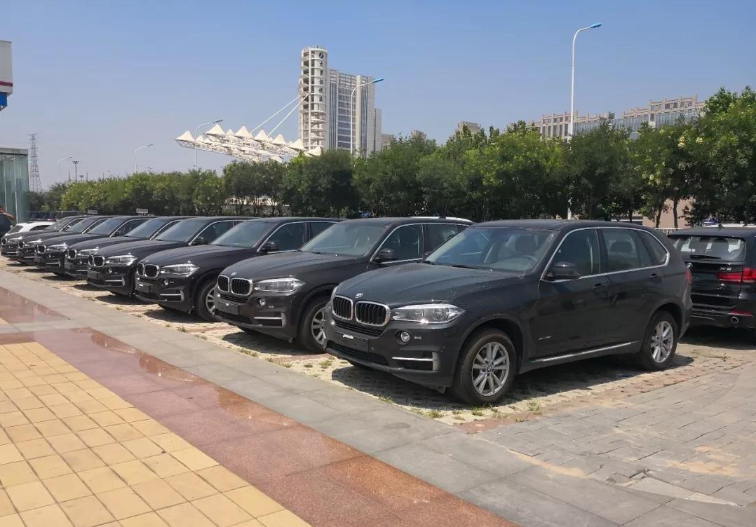 12为什么市场上一下子冒出这么多便宜的老款宝马X5？