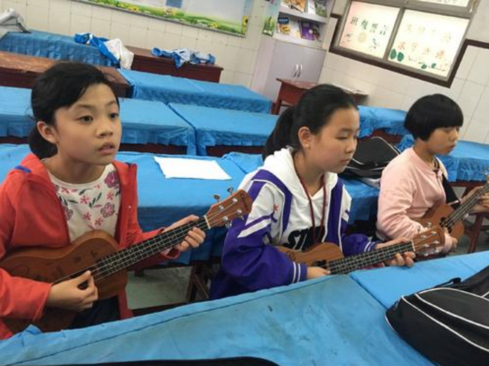 初中生“黑板板”走红，老师看完不舍得擦掉，网友的评价很高