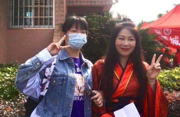 北大首封录取通知书送达，收件人美貌与才华并存，成功就读大钊班