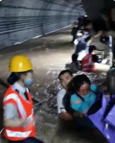 一场暴雨后最心酸的一幕，我这么爱你，你怎么会让我失望？