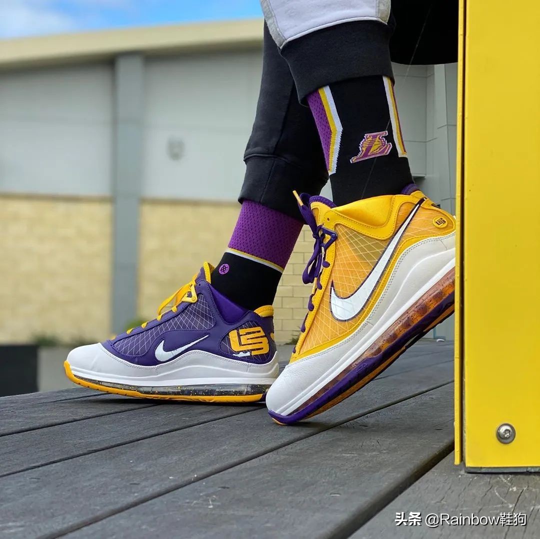 为什么nba2k13球鞋(湖人粉丝真的太难了,紫金配色鞋款为何双双天价?
