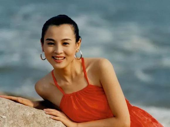 北方多出女汉子？这9位东北籍女星，个个柔情似水，性格却不娇气