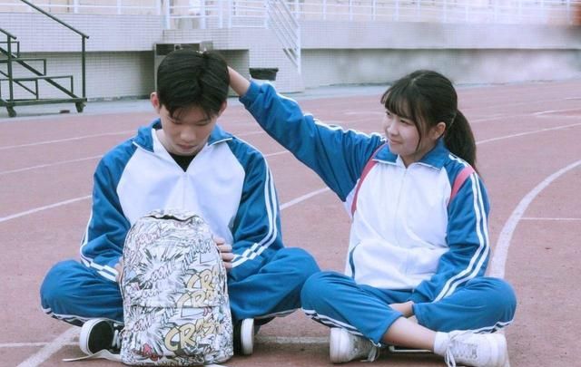 高考分数293，谎称去网吧散心，父亲跟随，却发现他牵着女孩的手