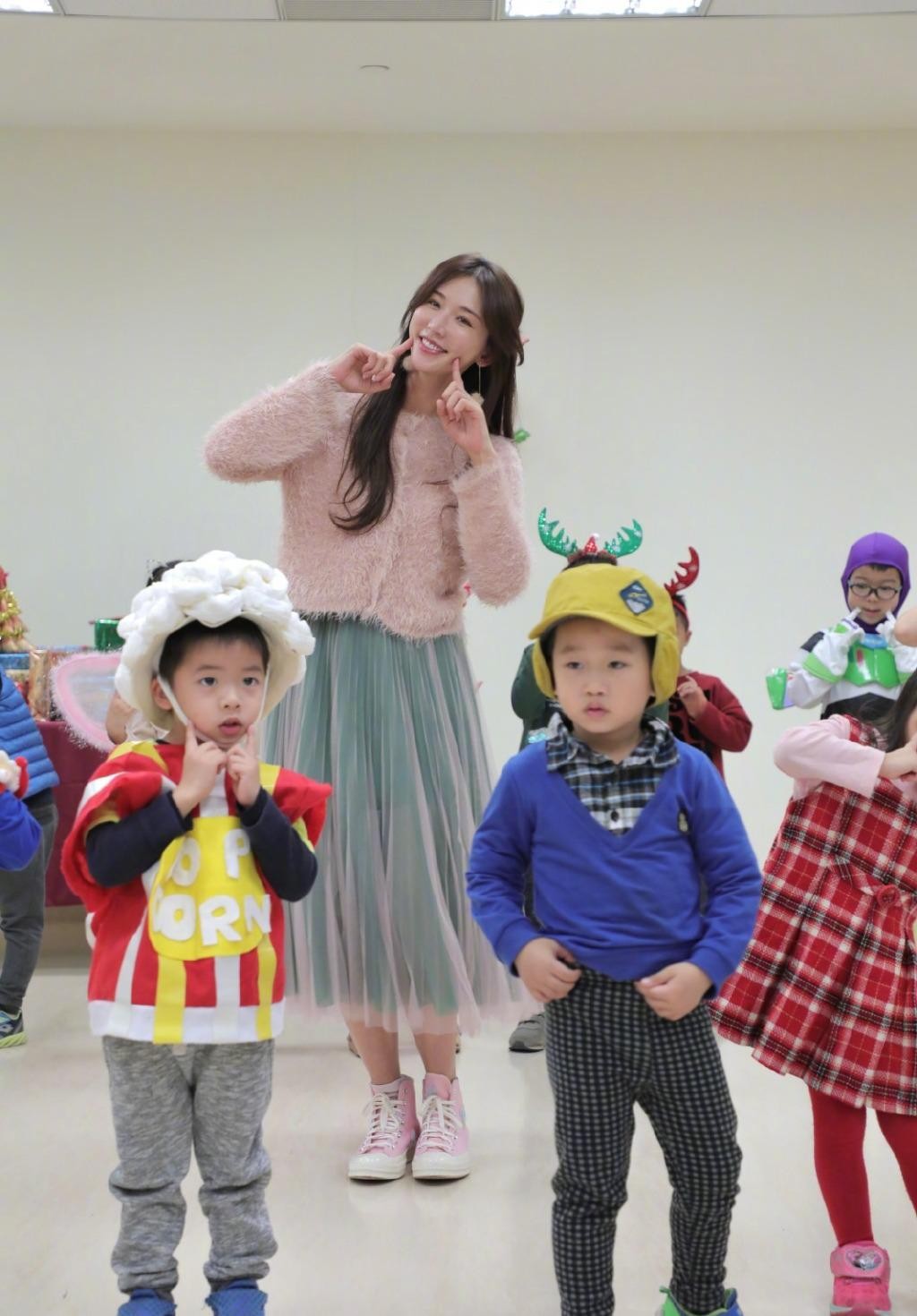 林志玲真是可爱过头了，穿得粉粉嫩嫩的，看着像大学生一样