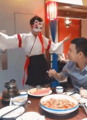在网红饭店看土味表演，是我经历过最尴尬的事