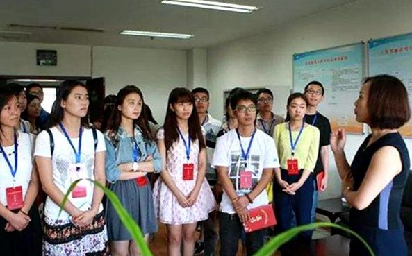 大学生临近毕业时，“三方协议”不要随意签，可能会影响以后就业