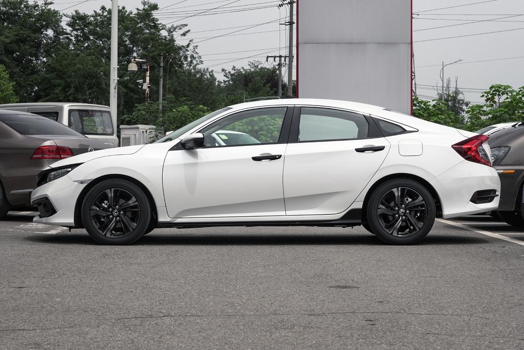 指导价16.99万，多方面简评本田思域220TURBO CVT燃擎版 国VI