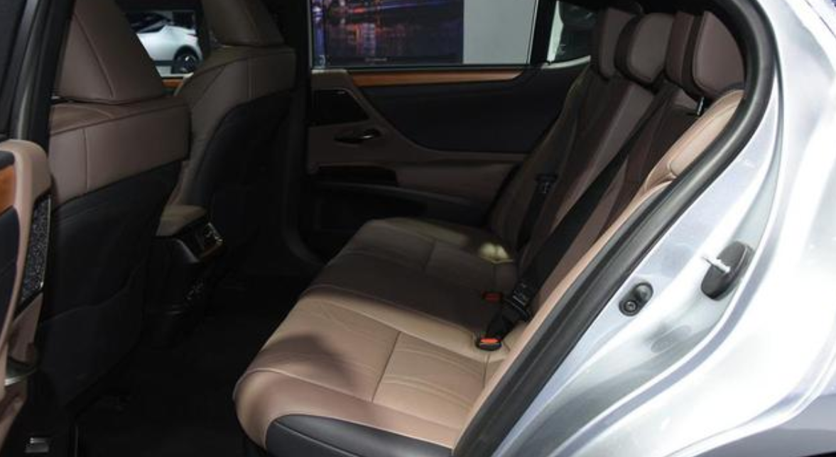 新款雷克萨斯ES预售价比老款贵不到1万元，新增多种配置，心动吗