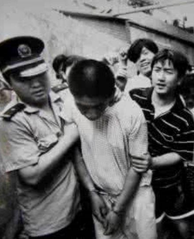 1983年，河北一辆公交车旁发生血案，为何事后却有50多人被枪决？