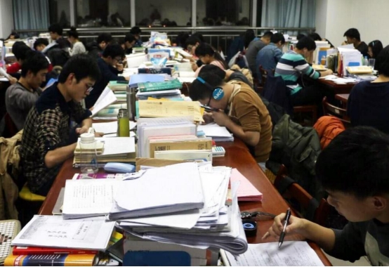 有种研究生叫“考得上，却上不起”，学费42.8万，普通家庭绕道走