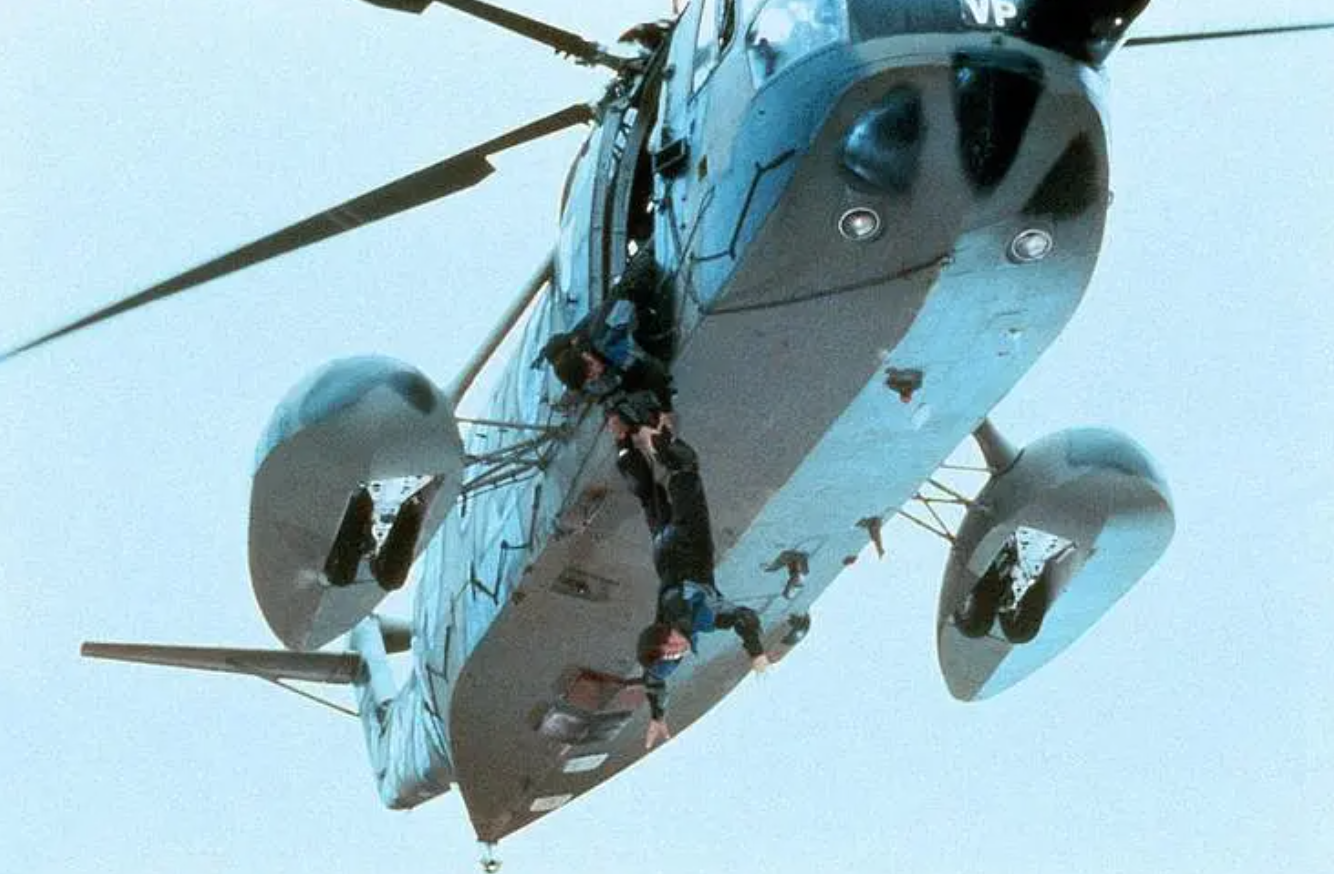 23年前，成龙为悼念恩师从21楼纵身一跃，跳出世界纪录震惊好莱坞