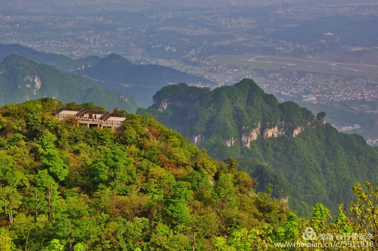 玉壶峰下松涛起，天界佛国掸尘埃！走遍千山万岭，唯天门山独有
