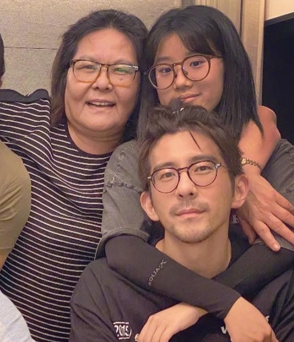 47岁贾静雯生日晒三女儿，咘咘颜值最像亲妈，梧桐妹越长越漂亮