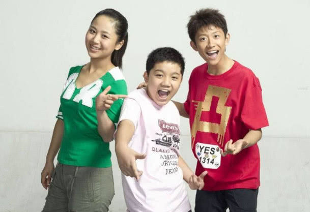 还记得《家有儿女》三姐弟吗？哥哥姐姐都大火，弟弟如今颜值逆袭