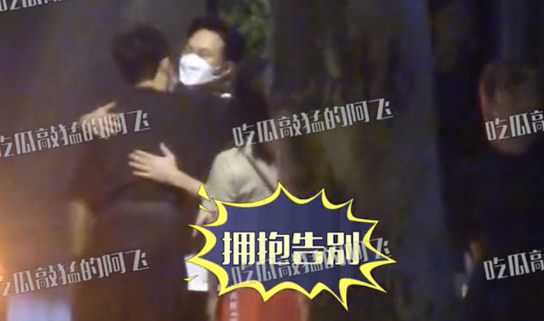 张杰谢娜和张智霖袁咏仪聚会，路上闺蜜牵手热聊拥抱告别姐妹情深