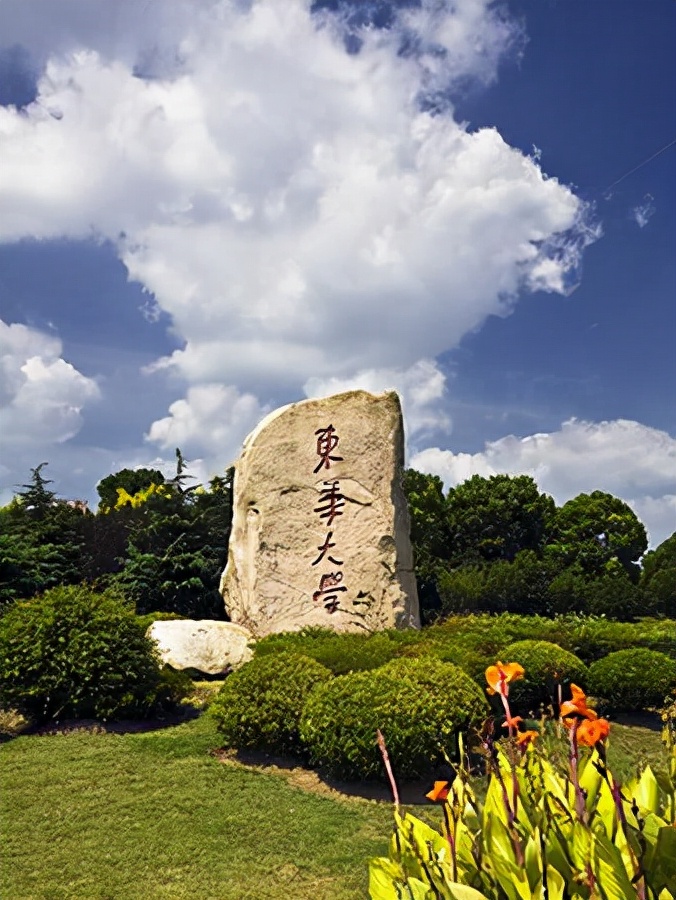 艺考生填报服装专业名校，东华大学2021录取3680人，本地率仅14%