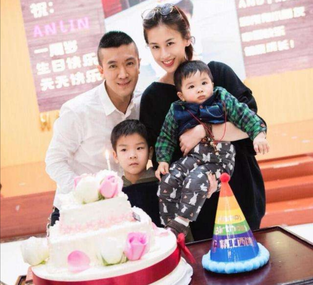 2005年黄圣依与周星驰打官司，杨子甩出600万帮助，最后大获全胜
