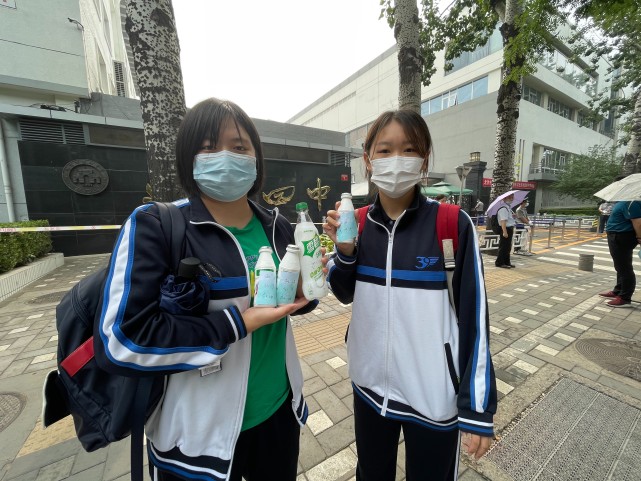 高考选考环节今日登场，不少考生需转场，击掌互道“加油”