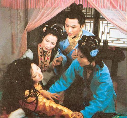 宝玉被烫伤，王夫人为何当众责骂赵姨娘？王熙凤：这个女人太贪婪