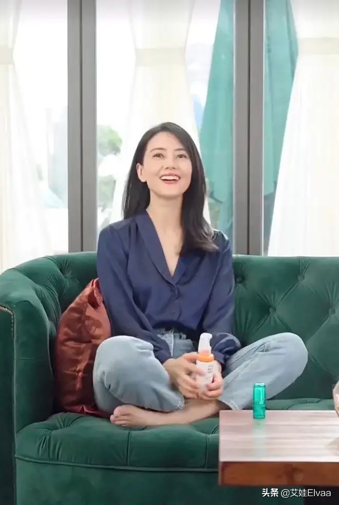 真氧氣美女！高圓圓穿真絲衫牛仔褲好知性，42歲觀音盤腿坐太柔軟