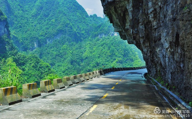 玉壶峰下松涛起，天界佛国掸尘埃！走遍千山万岭，唯天门山独有