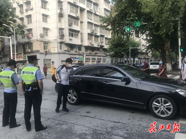 校长门口迎接学生“回家”，学生自觉早自习……高一高二返校复课首日校园这是样的