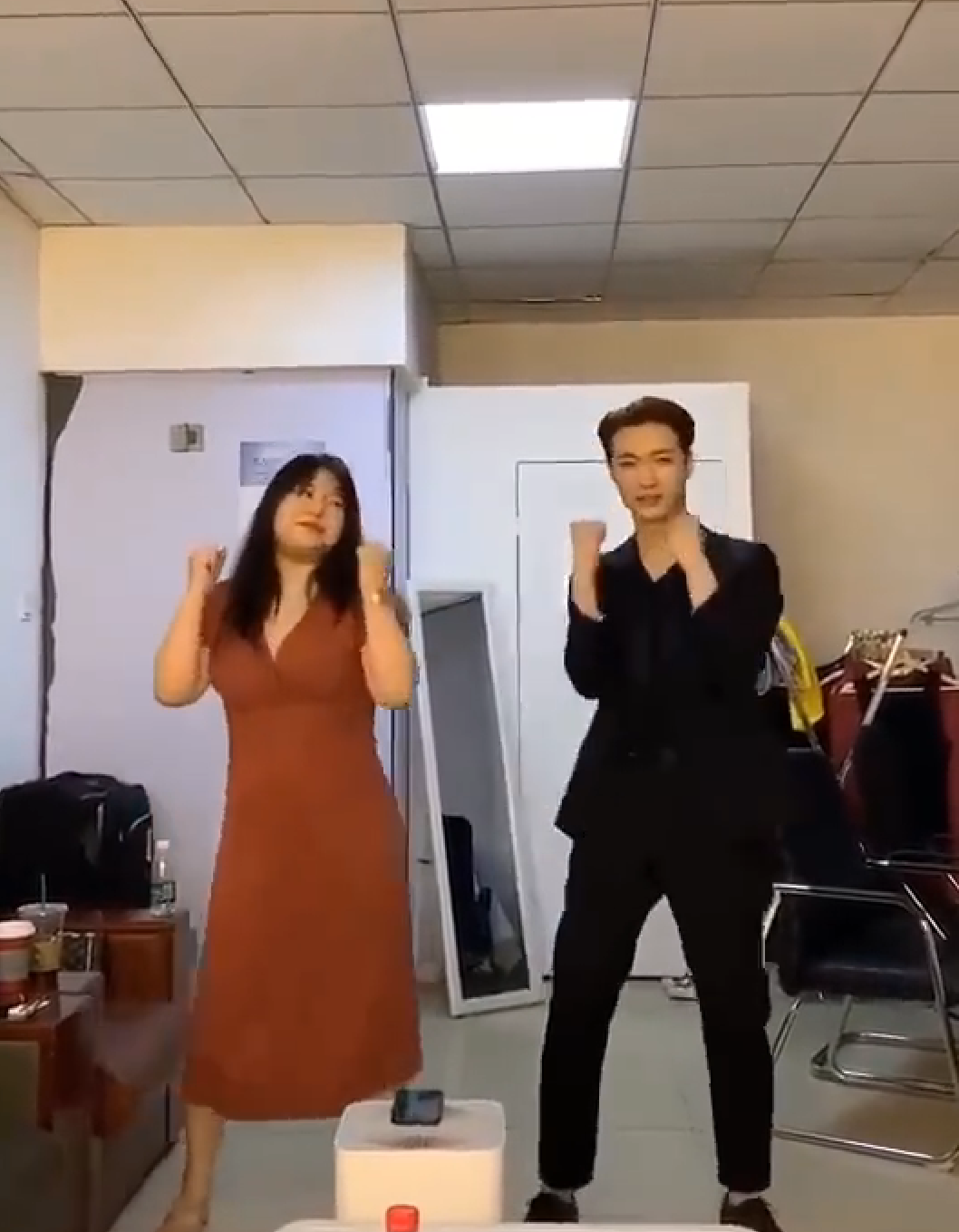 杨天真又红了？拍视频带货自己做艺人，为瘦脸字幕扭成S型