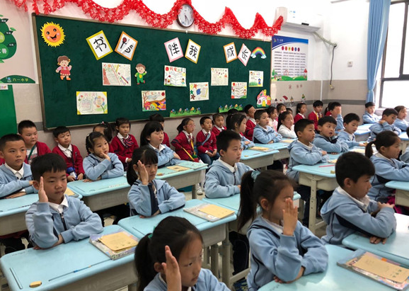 学校出现新课桌椅“懒人躺”，在教室也能躺着睡觉，小学生真幸福