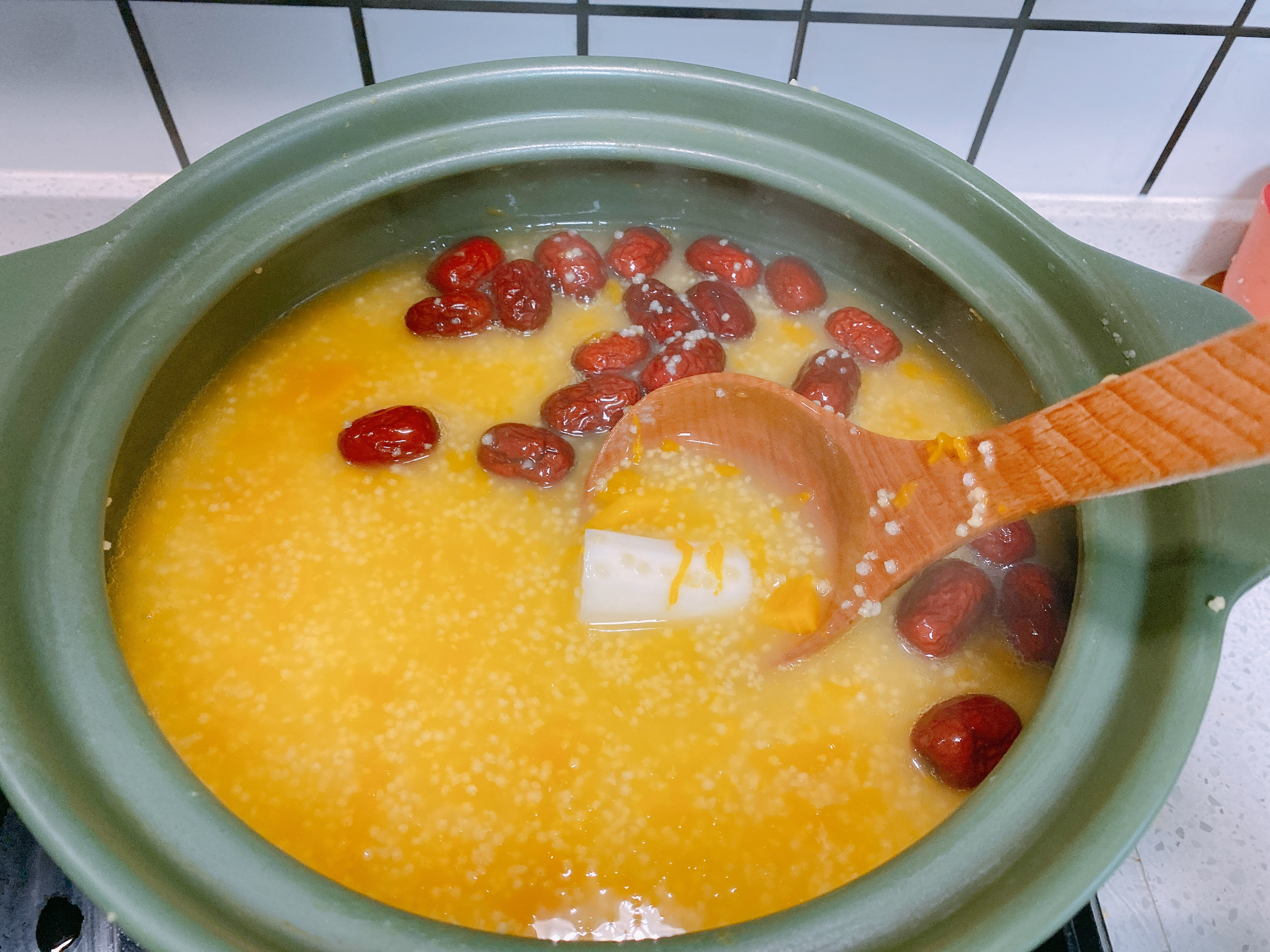 小米粥的做法和功效（冬日小米粥的特殊秘方传授）