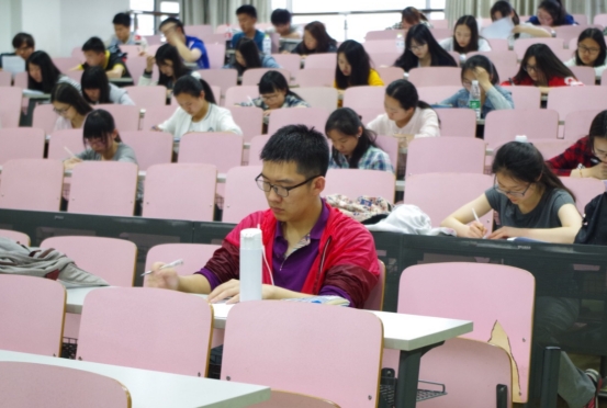 大学里“容易挂科”的学科，考60分就心满意足，要什么自行车